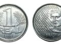 Exibição das duas faces de uma moeda de 1 real de 1994: à esquerda, o valor de face com o ano; à direita, a efígie da República e a inscrição "BRASIL".