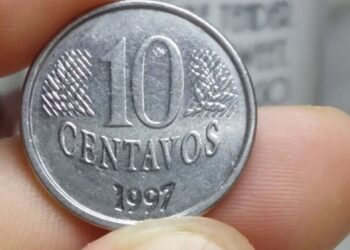 Visão frontal de uma moeda de 10 centavos de 1997 em aço inox, focando no número 10 e na data na parte inferior.