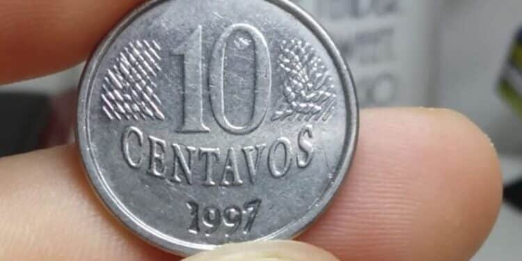 Visão frontal de uma moeda de 10 centavos de 1997 em aço inox, focando no número 10 e na data na parte inferior.