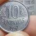 Visão frontal de uma moeda de 10 centavos de 1997 em aço inox, focando no número 10 e na data na parte inferior.