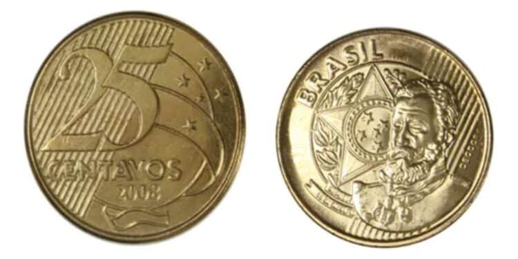 Visão frontal e traseira de uma moeda de 25 centavos de 2008 dourada. O lado esquerdo mostra o numeral "25" e o ano "2008". O lado direito apresenta a efígie de Manuel Deodoro da Fonseca e a palavra "BRASIL" no topo.