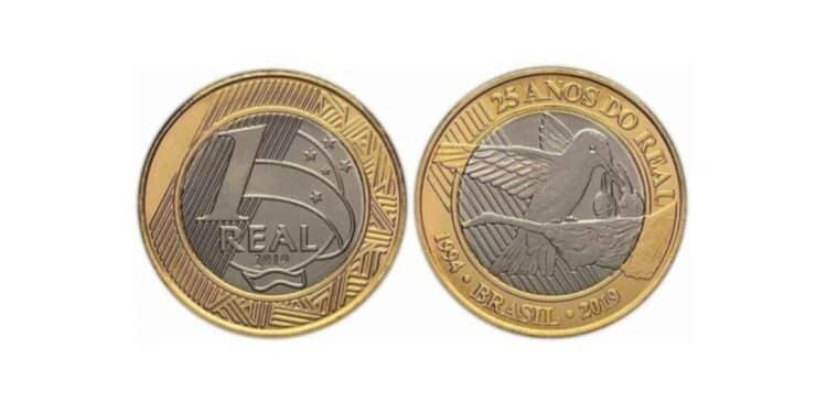 Uma moeda de 1 Real do Beija-Flor de 2019, exibindo seu anverso com o valor "1 REAL" e o reverso com a imagem do beija-flor, a inscrição "25 ANOS DO REAL" e as datas "1994 - BRASIL - 2019".