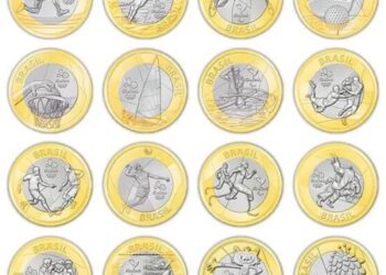 Mosaico organizado com as 16 moedas de 1 real das Olimpíadas Rio 2016, mostrando as diferentes modalidades esportivas e os mascotes Vinícius e Tom em fundo branco.