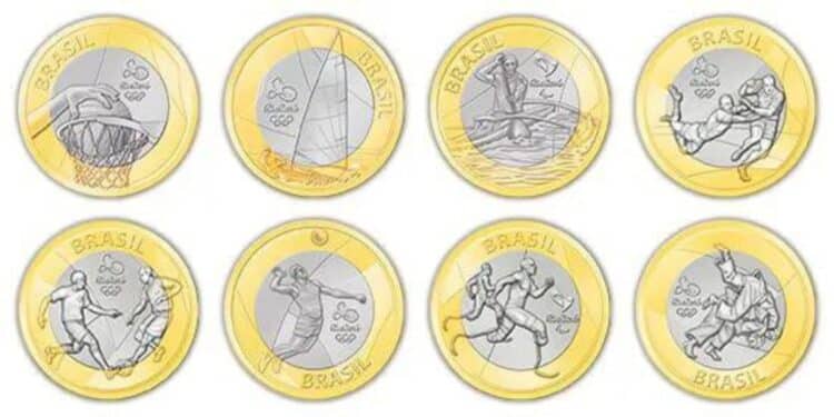 Mosaico organizado com as 16 moedas de 1 real das Olimpíadas Rio 2016, mostrando as diferentes modalidades esportivas e os mascotes Vinícius e Tom em fundo branco.