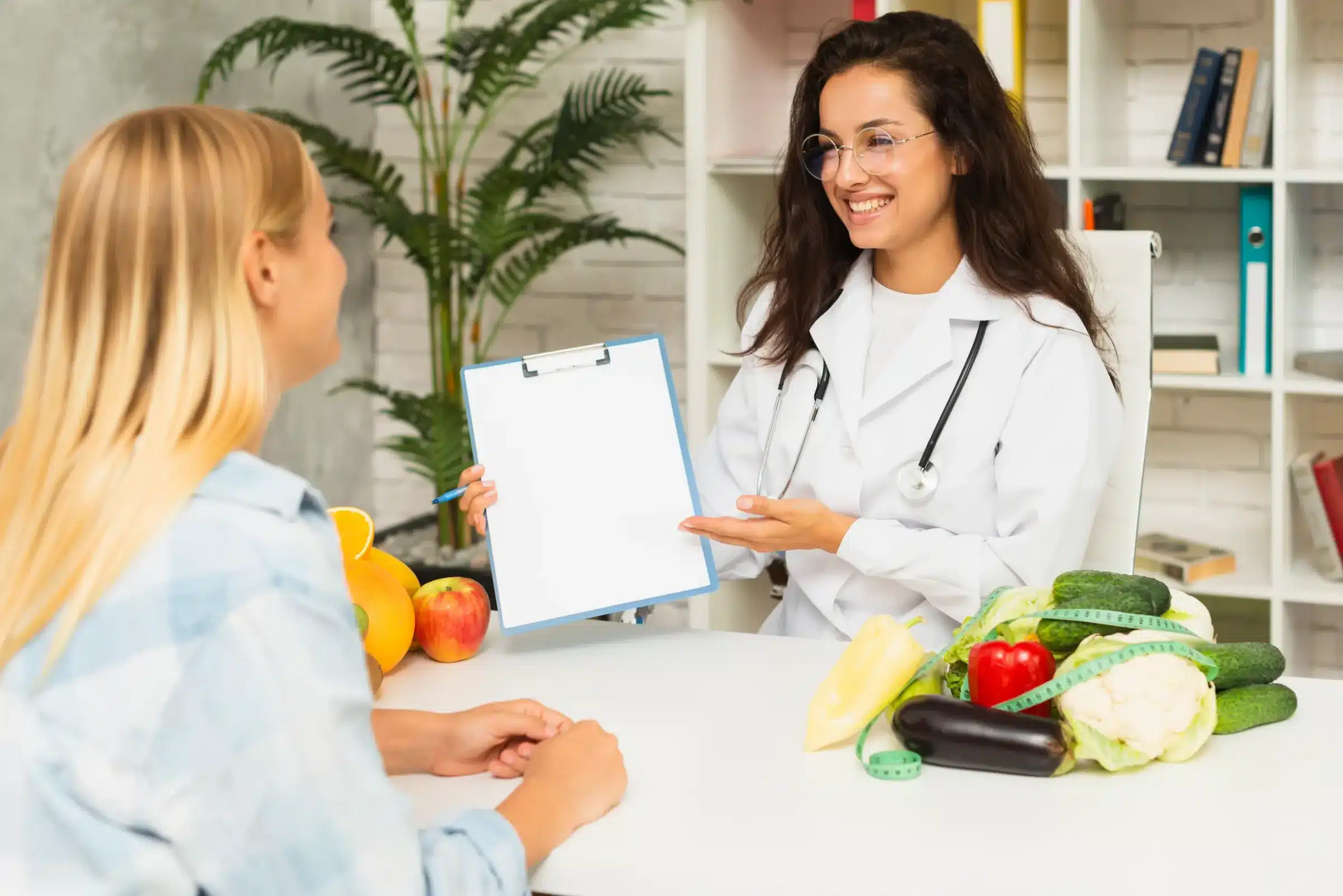 Nutricionista: Profissional da Saúde que Planeja Dietas para Bem-Estar Nutricionista orientando paciente sobre planejamento alimentar, ilustrando a atuação desse profissional da saúde.