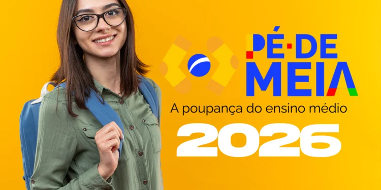 Jovem estudante universitária sorrindo, usando óculos e uma mochila azul, em um fundo amarelo vibrante. Ao lado dela, a logomarca do programa "PÉ-DE-MEIA - A poupança do ensino médio" em azul, vermelho e amarelo, com o ano "2026" em destaque.