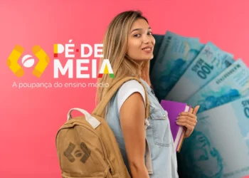 Uma jovem sorrindo, segurando livros e com dinheiro em notas de R$ 100 ao fundo, representando o Pé-de-Meia 2026.