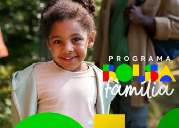 Primeiro plano de uma menina negra sorridente com cabelos presos. À direita, a logomarca colorida do "PROGRAMA Bolsa Família" sobreposta. Ao fundo, de forma desfocada, percebe-se a presença de um adulto em um ambiente externo com vegetação.