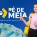 Estudante do ensino médio com mochila amarela apresenta a logo do Pé-de-Meia e cédulas de R$ 100, anunciando benefício financeiro de R$ 3.200.