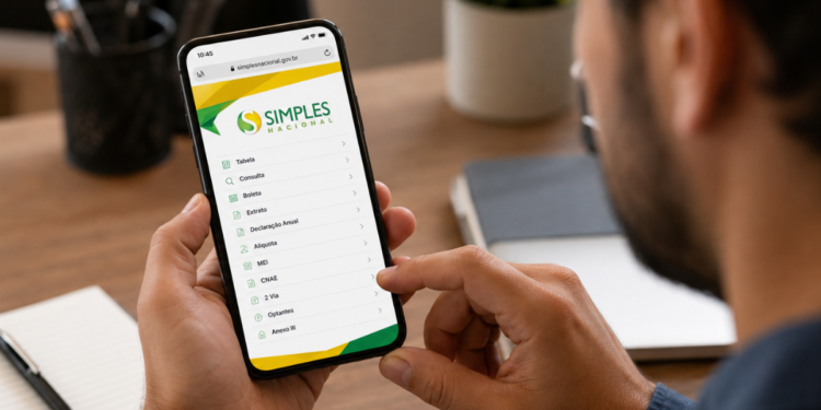 Empresário acessa o portal do Simples Nacional pelo celular para consultar opções relacionadas ao IBS e à CBS.