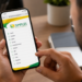Empresário acessa o portal do Simples Nacional pelo celular para consultar opções relacionadas ao IBS e à CBS.