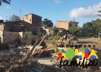 Área afetada por desastre natural, com pilhas de tijolos e destroços, representando municípios beneficiados com prazo extra no Bolsa Família.
