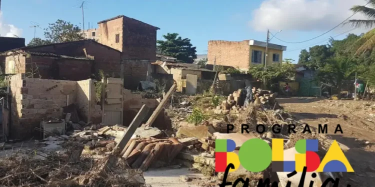 Área afetada por desastre natural, com pilhas de tijolos e destroços, representando municípios beneficiados com prazo extra no Bolsa Família.