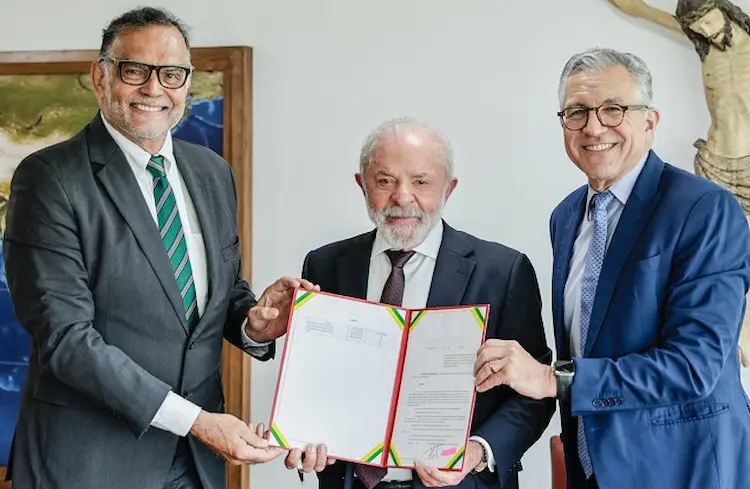 Decreto presidencial assinado em Brasília autoriza convocação de novos profissionais para a Fiocruz Presidente Lula, presidente da Fiocruz, Mario Moreira, e ministro da Saúde, Alexandre Padilha, segurando o decreto.