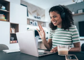 Profissional trabalhando remotamente, em um ambiente tranquilo e focado, representando a autonomia nas profissões.