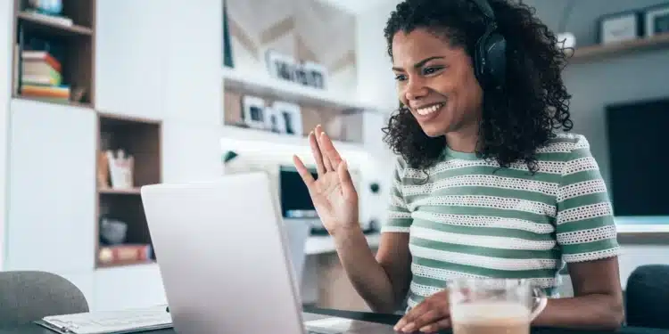 Profissional trabalhando remotamente, em um ambiente tranquilo e focado, representando a autonomia nas profissões.