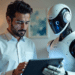 Homem e robô humanoide interagem juntos analisando tablet, colaboração em tecnologia