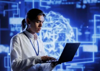 Profissional de tecnologia trabalhando com inteligência artificial no mercado de trabalho.