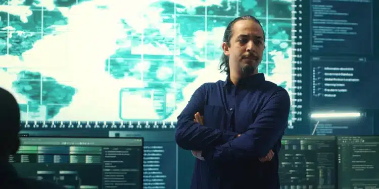 Homem analisando dados em frente a um monitor com mapa mundial, representando as carreiras em alta para 2026.