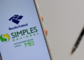 Tela de celular exibindo logo Receita Federal, Simples Nacional e Microempreendedor Individual MEI