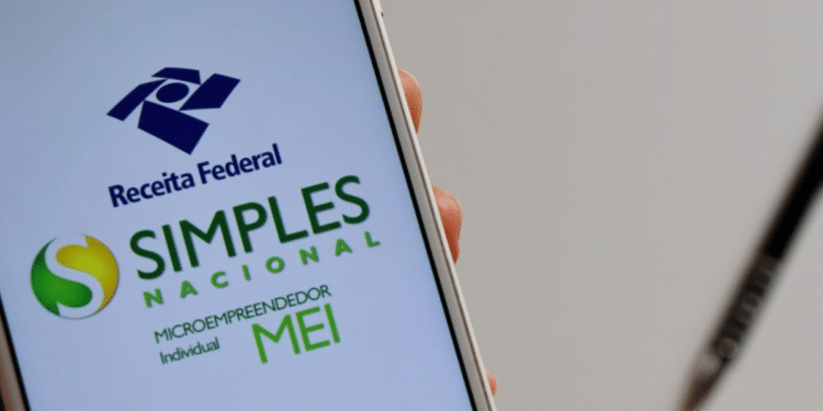 Tela de celular exibindo logo Receita Federal, Simples Nacional e Microempreendedor Individual MEI