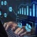Painel digital com gráficos e indicadores sendo analisados por profissional no setor público.