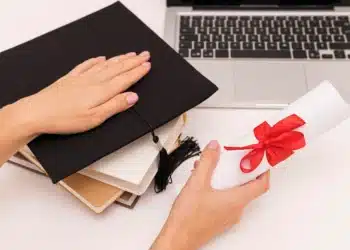 Certificado profissional em mãos com toque de comemoração, representando novos perfis de trabalho no Brasil que não exigem diploma universitário.