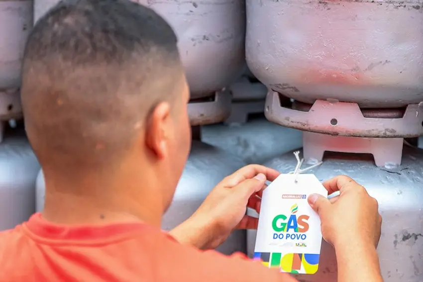 Nova fase do Gás do Povo amplia atendimento em capitais brasileiras Beneficiário do Gás do Povo identifica botijão em ponto de distribuição durante a nova fase do programa.