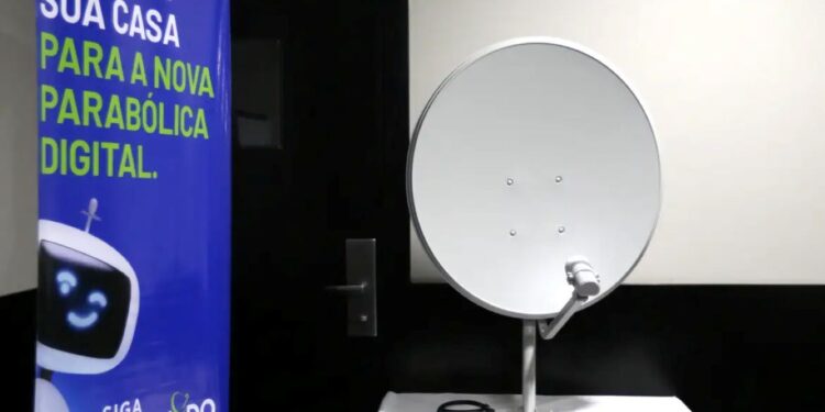 Antena parabólica digital com banner do programa Brasil Antenado, promovendo a instalação gratuita para acesso à TV aberta.