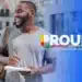 Jovem sorrindo com caderno em mãos, representando a oportunidade do Prouni 2026 para bolsas de estudo em universidades particulares no Brasil.