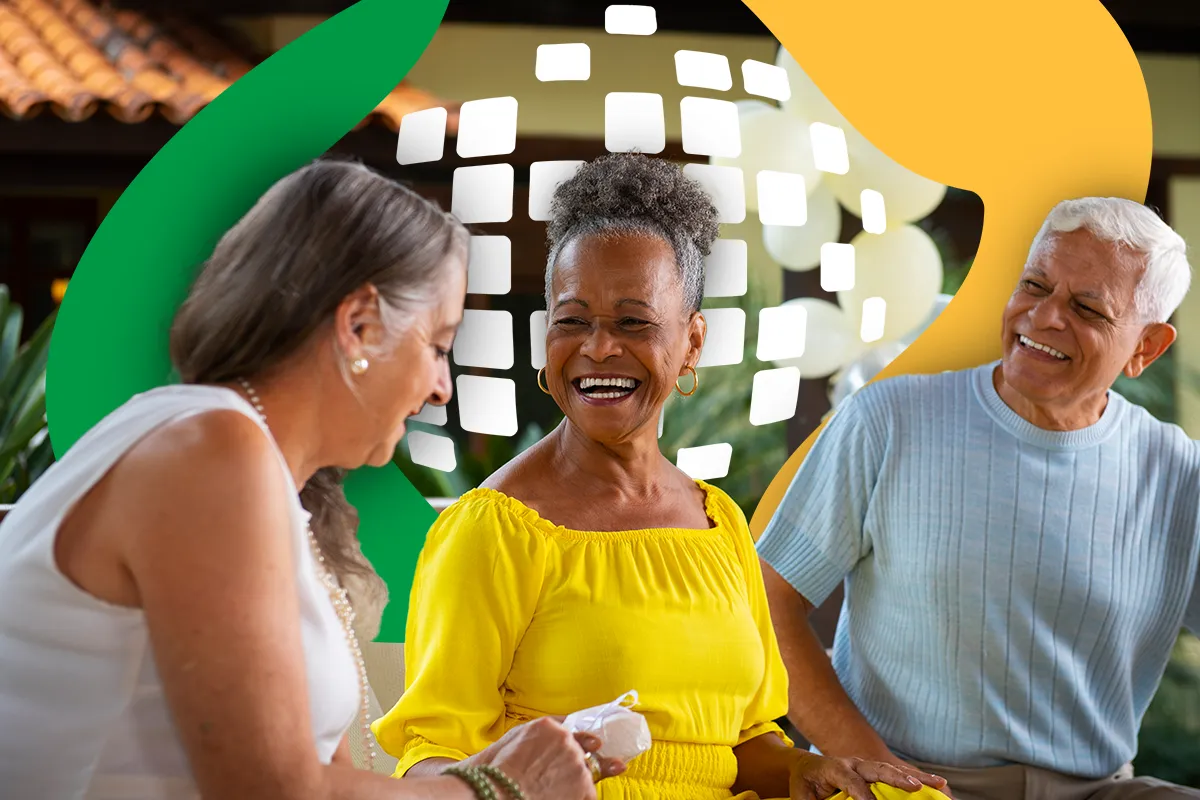 Regras INSS 2026 Três idosos sorrindo e conversando em ambiente externo com decoração colorida ao fundo