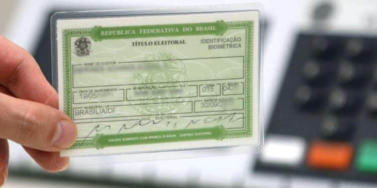 Mão segurando um título eleitoral brasileiro com detalhes de identificação biométrica e informações pessoais.