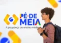 Jovem estudante do ensino médio com mochila, ao lado do logotipo do programa Pé-de-Meia.