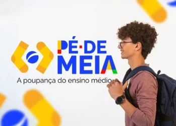 Jovem estudante do ensino médio com mochila, ao lado do logotipo do programa Pé-de-Meia.