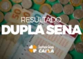 Bilhete da Dupla Sena sobre cédulas e moedas brasileiras destacando o resultado da loteria