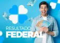 Homem feliz exibe cédulas de dinheiro com destaque para o resultado da Loteria Federal.