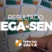 Pessoa preenchendo volante da Mega-Sena com destaque para o texto 'Resultado Mega-Sena' das Loterias Caixa