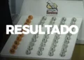 Bolas numeradas exibidas para sorteio da Loteria dos Sonhos com palavra resultado em destaque