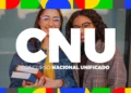 Duas mulheres jovens sorrindo e segurando livros, com a sigla "CNU" e o texto "Concurso Nacional Unificado" sobrepostos em letras brancas; moldura colorida com formas geométricas no topo e na base.