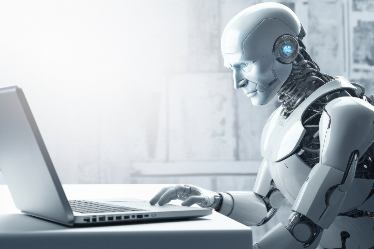 Robô trabalhando Robô avançado com design humanoide usando um laptop moderno sobre uma mesa branca