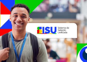 Estudante com mochila ao lado do logotipo do Sisu em ambiente universitário.