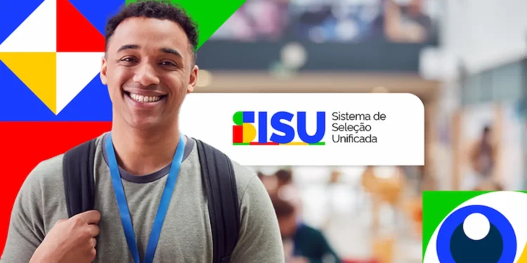 Imagem de um jovem sorrindo com a logo do Sisu 2026, que apresenta as cores do sistema de seleção unificada do Brasil, com fundo colorido e informações sobre inscrições.