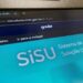 Tela do computador exibindo o site do Sisu 2026 com URL visível e logotipo do gov.br.