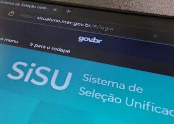 Fundo azul com texto SiSU Sistema de Seleção Unificada aberto no site sisualuno.mec.gov.br.