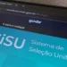 Fundo azul com texto SiSU Sistema de Seleção Unificada aberto no site sisualuno.mec.gov.br.
