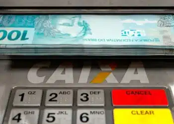 Caixa eletrônico da Caixa com cédulas de real, representando o pagamento do ressarcimento das cotas PIS/Pasep para quem solicitar o benefício até 31 de julho.