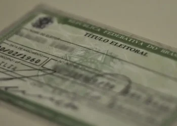 Imagem de um título de eleitor brasileiro, mostrando informações pessoais e o selo de autenticação.