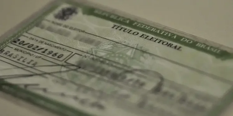 Imagem de um título de eleitor brasileiro, mostrando informações pessoais e o selo de autenticação.
