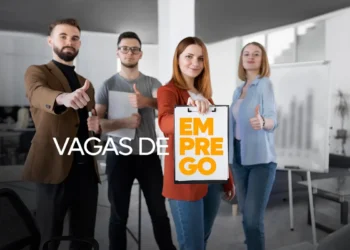 Grupo de pessoas com sorriso, segurando um cartaz com as palavras 'Vagas de Emprego', destacando as oportunidades de trabalho abertas.