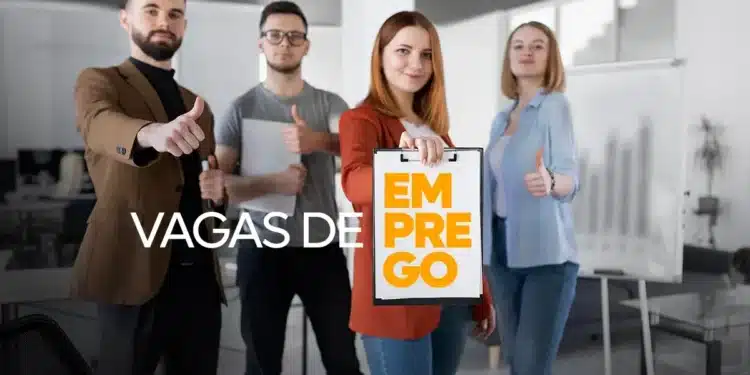 Grupo de pessoas com sorriso, segurando um cartaz com as palavras 'Vagas de Emprego', destacando as oportunidades de trabalho abertas.